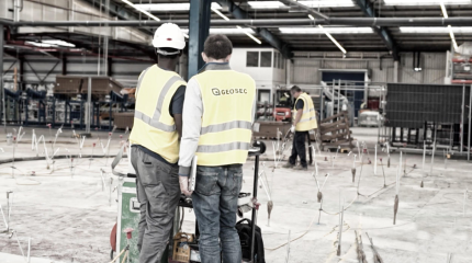 Consolidamento pavimentazione industriale nell'azienda Alpine in Normandia