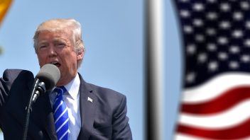 Trump dirotta 3,6 miliardi di fondi militari per costruzione muro USA-Messico