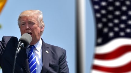 Trump dirotta 3,6 miliardi di fondi militari per costruzione muro USA-Messico