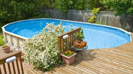 Come camuffare una piscina fuori terra