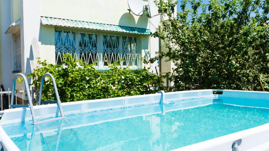 Piscina fuori terra o gonfiabile in giardino: leggi e regole in vigore da rispettare