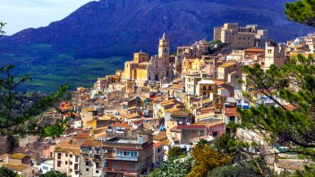 Consulta: illegittimità costituzionale legge 19 Regione Siciliana riaprente il condono