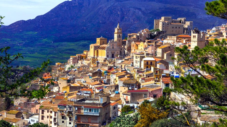 Consulta: illegittimità costituzionale legge 19 Regione Siciliana riaprente il condono