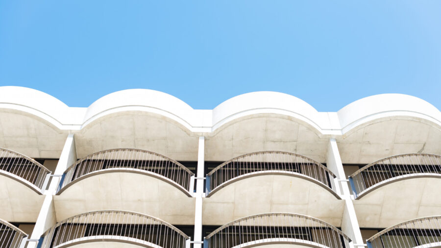Divisori per balconi: i permessi e le norme da rispettare in condominio