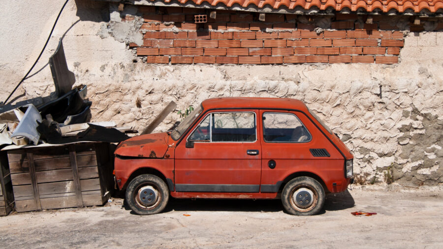 Auto senza assicurazione parcheggiata in area condominiale: cosa dice la legge?