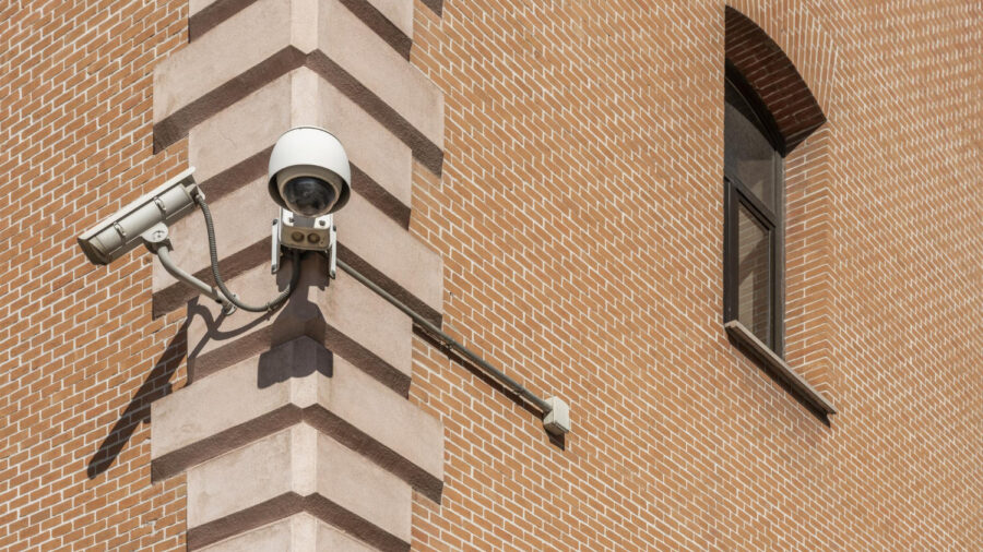 Videocamere in condominio che vìolano la proprietà altrui: quali rischi?