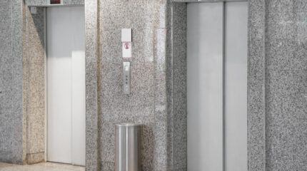 Condominio e ascensore: chi paga le spese di manutenzione?