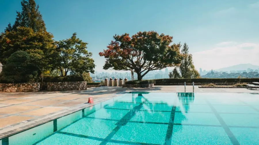Piscina interrata: serve il permesso di costruire? non conta la superficie, ma la diagonale