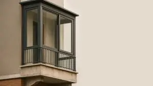 Veranda chiusa sul balcone: il TAR conferma l’ordine di demolizione, abuso edilizio anche dopo decenni