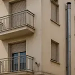 Balconi, canne fumarie e videocamere: la sentenza che chiarisce le regole tra proprietari