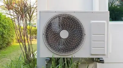 Condizionatore sul lastrico condominiale: quando va rimosso? La Corte d’Appello chiarisce i limiti