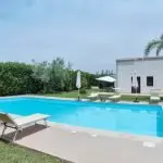 Piscina in giardino: serve davvero il permesso di costruire? Il TAR fa chiarezza