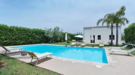 Piscina in giardino: serve davvero il permesso di costruire? Il TAR fa chiarezza