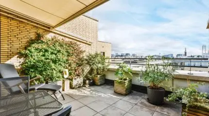 Terrazzo abusivo da demolire: il TAR ribadisce la responsabilità oggettiva per abusi edilizi