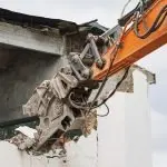 Abuso edilizio: la sanatoria può fermare la demolizione? La risposta del TAR