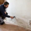 Efflorescenze e salnitro sui muri: cause, differenze dall’umidità e rimedi efficaci