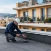 Tecnico controlla impermeabilizzazione e scarico di un lastrico solare condominiale