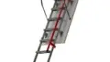Lucernario per tetti piatti DRL in combinazione con scala a pezzi in metallo LML FAKRO