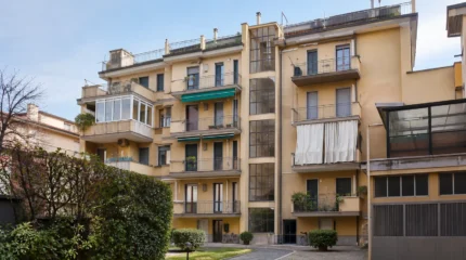 Abuso edilizio in condominio: responsabilità, parti comuni e sanatoria
