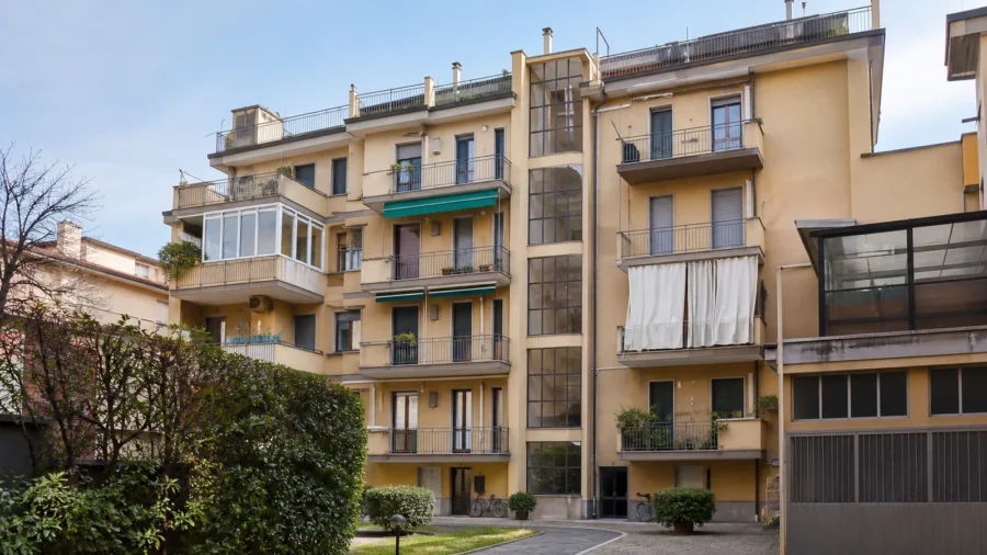 Abuso edilizio in condominio: responsabilità, parti comuni e sanatoria
