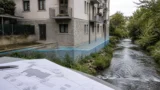 Abuso su area demaniale: la sanzione pecuniaria non sostituisce la demolizione