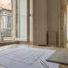 Interno ristrutturato con planimetria e veranda su edificio storico