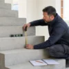 Tecnico misura alzata e pedata di una scala in calcestruzzo