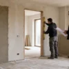 Aprire, chiudere o spostare una porta: CILA, SCIA e opere strutturali