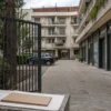 Accesso condominiale chiuso: l’atto d’obbligo collegato al permesso edilizio vincola anche il Comune