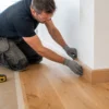 Battiscopa in legno: essenze, misure, posa, angoli e manutenzione