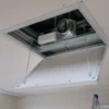 Botola in cartongesso aperta con telaio metallico e cavi di sicurezza