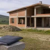 Fabbricato rimasto al rustico e titoli scaduti: una nuova SCIA non può completare l’intervento originario