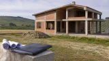 Fabbricato rimasto al rustico e titoli scaduti: una nuova SCIA non può completare l’intervento originario