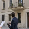 Tecnici verificano finestre, porte e balconi sul prospetto di un edificio