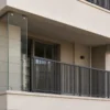 Pannelli in vetro sul balcone: demolizione annullata senza prova del nuovo vano