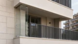 Pannelli in vetro sul balcone: demolizione annullata senza prova del nuovo vano