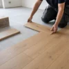 Posa professionale di plance di parquet prefinito