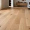 Parquet in rovere naturale con finitura opaca in soggiorno