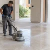 Professionista leviga un pavimento in marmo con una macchina lucidatrice