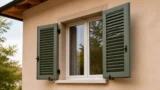 Persiane in alluminio, PVC o legno: differenze, durata e costi