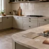 Cucina con pavimento e paraschizzi piastrellati e campioni di ceramica sul piano di lavoro