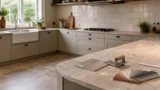 Piastrelle per cucina: materiali, formati, posa, fughe, pulizia e costi