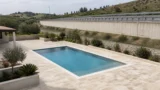 Piscina abusiva vicino all’autostrada: demolizione difficile non significa impossibile