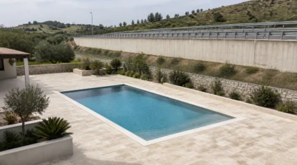 Piscina abusiva vicino all’autostrada: demolizione difficile non significa impossibile