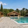 Piscina e strutture in legno in area vincolata: la CILA non sostituisce il nulla osta