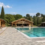 Piscina e strutture in legno in area vincolata: la CILA non sostituisce il nulla osta