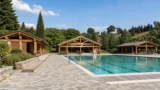 Piscina e strutture in legno in area vincolata: la CILA non sostituisce il nulla osta