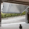 Porta basculante per garage: misure, sicurezza, posa e costi