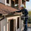 Pulizia delle grondaie: metodi, sicurezza e costi