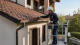 Pulizia delle grondaie: metodi, sicurezza e costi